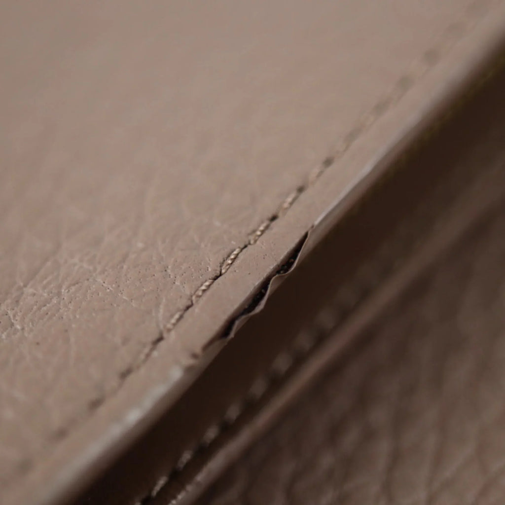 Pre-Owned LOUIS VUITTON Louis Vuitton Portefeuille Capucines Parnacea Long Wallet M62075 Taurillon Leather Taupe LV Logo Beige Gold Metal Fitting Genuine (Good)