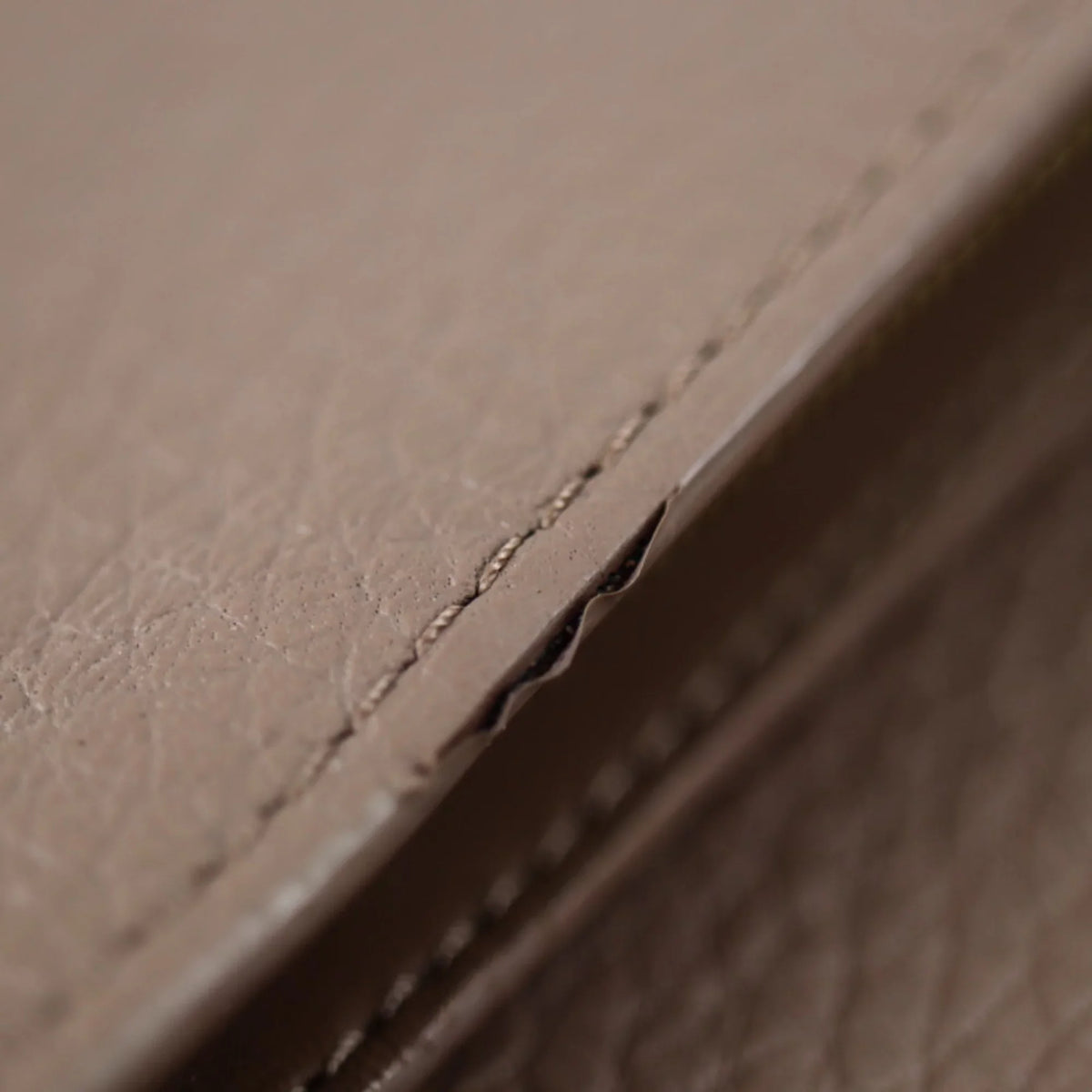 Pre-Owned LOUIS VUITTON Louis Vuitton Portefeuille Capucines Parnacea Long Wallet M62075 Taurillon Leather Taupe LV Logo Beige Gold Metal Fitting Genuine (Good)